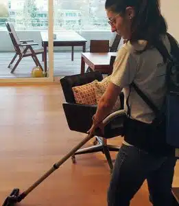 Putzfrau beim Staubsaugen