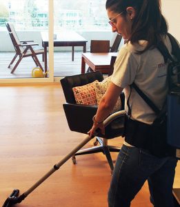Putzfrauen beim Staubsaugen