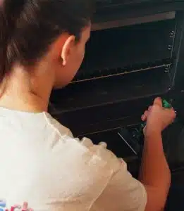 Putzfrau beim Backofen reinigen
