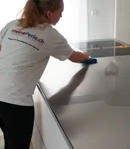 Putzfrau von meinePerle beim Küche putzen