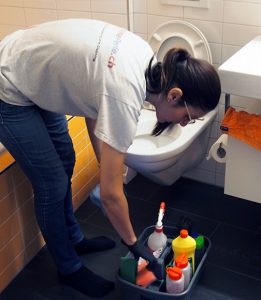 Putzfrau von meinePerle beim Toilette putzen