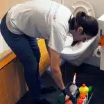 Putzfrau von meinePerle beim Toilette putzen