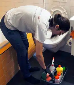 Putzfrau von meinePerle beim Toilette putzen
