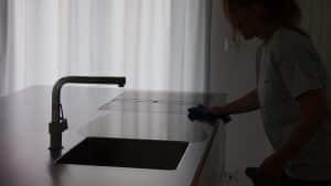 Putzfrau beim Küche putzen